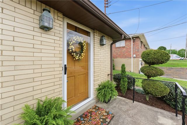 105 Adele Ave, Shaler, PA 15223