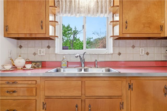 105 Adele Ave, Shaler, PA 15223