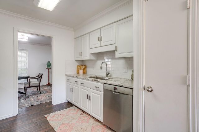 1147 Roaring Springs Road, Fort Worth, TX 76114