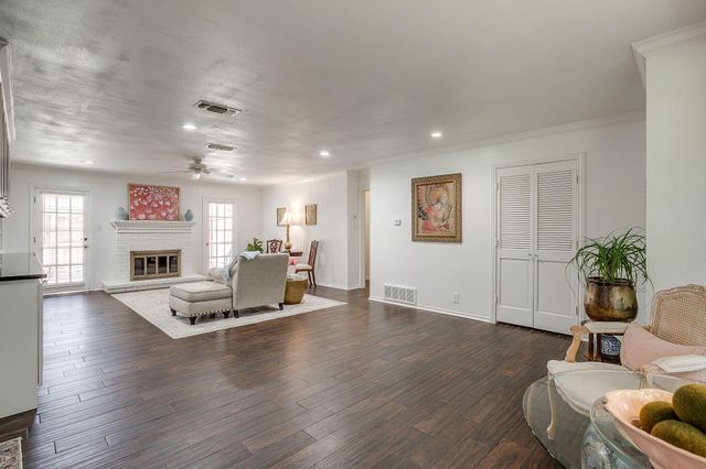 1147 Roaring Springs Road, Fort Worth, TX 76114