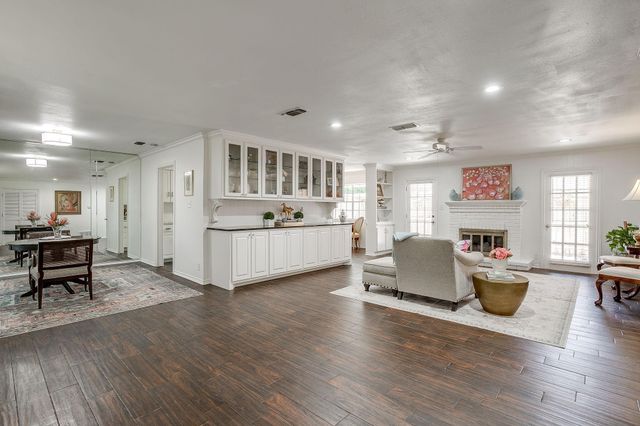 1147 Roaring Springs Road, Fort Worth, TX 76114