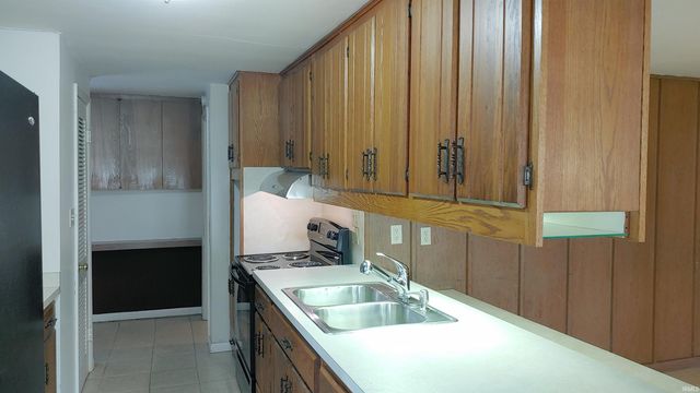 217 W WASHINGTON CENTER Road, Fort Wayne, IN 46825