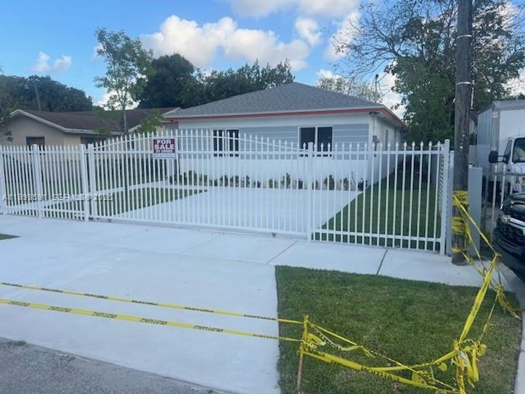 Image 2 of property listing at 746 NW 112th St, Miami, FL 33168