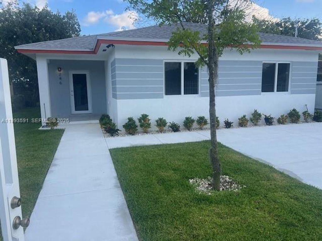 Image 4 of property listing at 746 NW 112th St, Miami, FL 33168