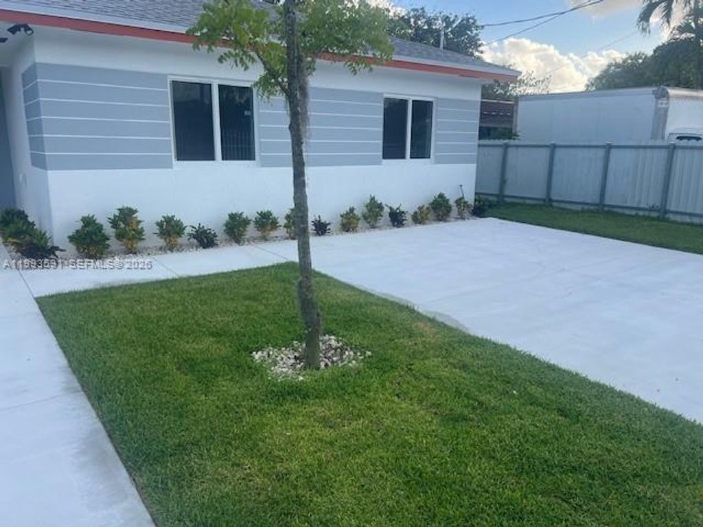 Image 5 of property listing at 746 NW 112th St, Miami, FL 33168