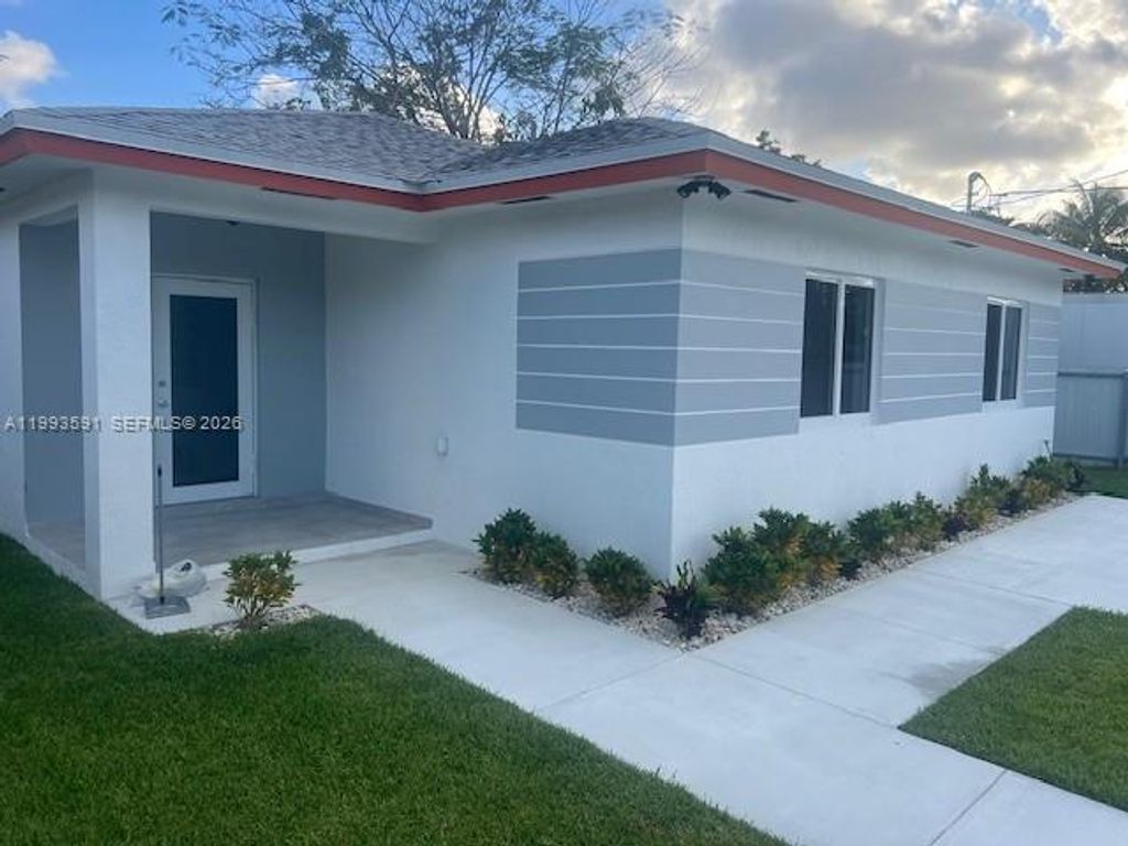 Image 7 of property listing at 746 NW 112th St, Miami, FL 33168