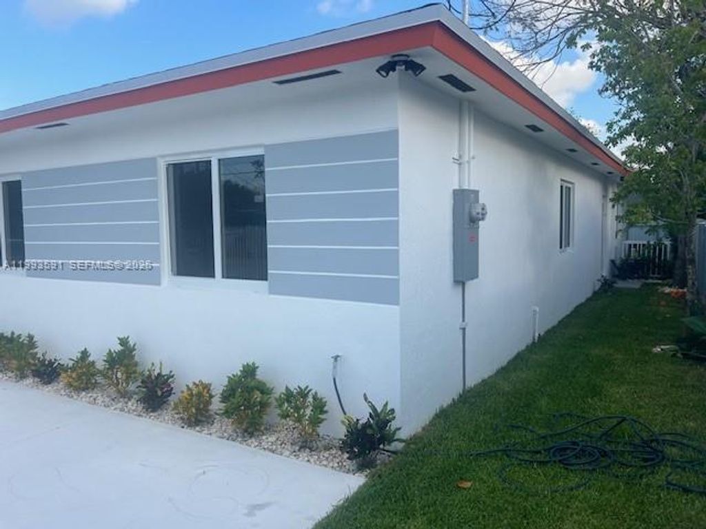 Image 8 of property listing at 746 NW 112th St, Miami, FL 33168