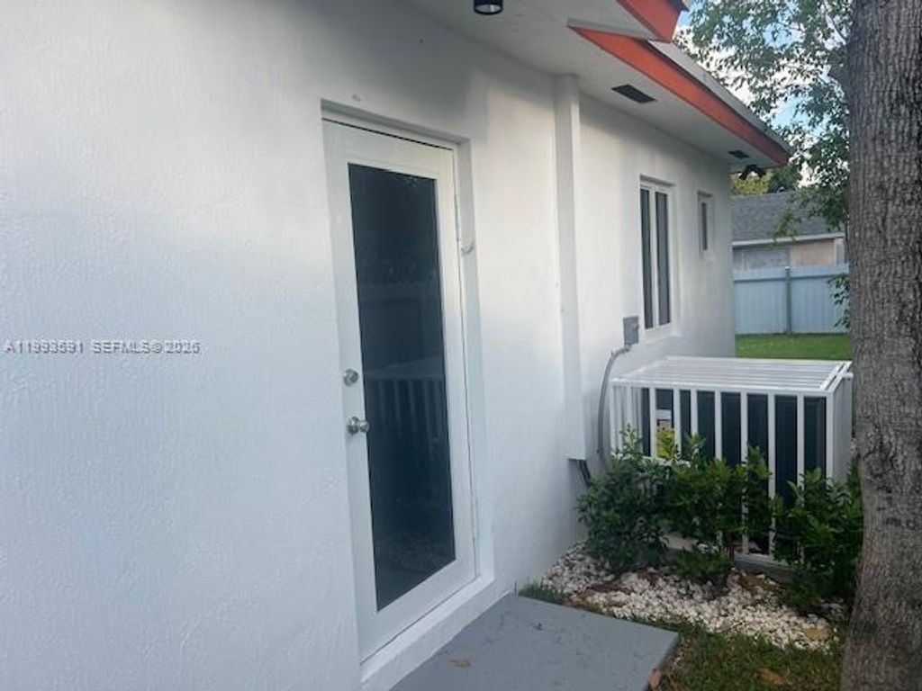 Image 9 of property listing at 746 NW 112th St, Miami, FL 33168