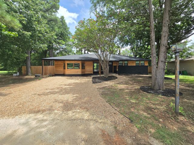 404 W Hillcrest Street, Keene, TX 76059