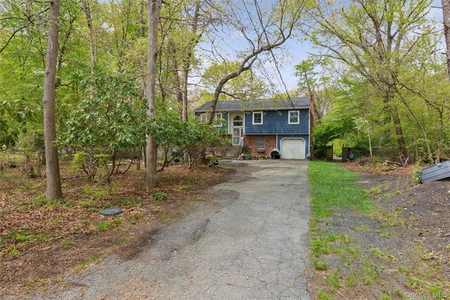 64 Giant Oak Road, Ridge, NY 11961