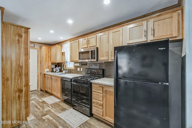 32 Bayshore Mobile Mnr, Hazlet, NJ 07730