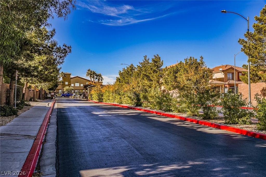 6882 Bronze Meadow Avenue, Las Vegas, NV 89122 — photo 4