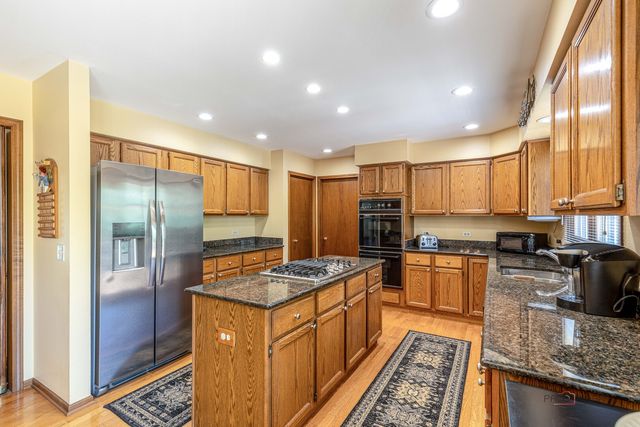 8 N Old Creek Road, Vernon Hills, IL 60061