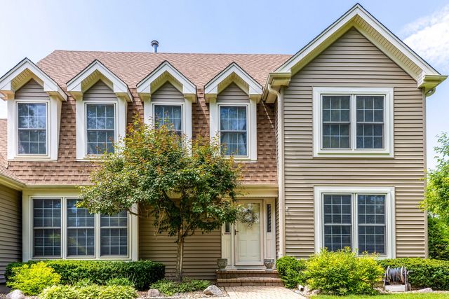 8 N Old Creek Road, Vernon Hills, IL 60061