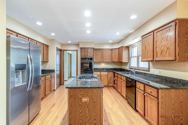 8 N Old Creek Road, Vernon Hills, IL 60061