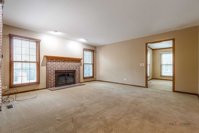 8 N Old Creek Road, Vernon Hills, IL 60061