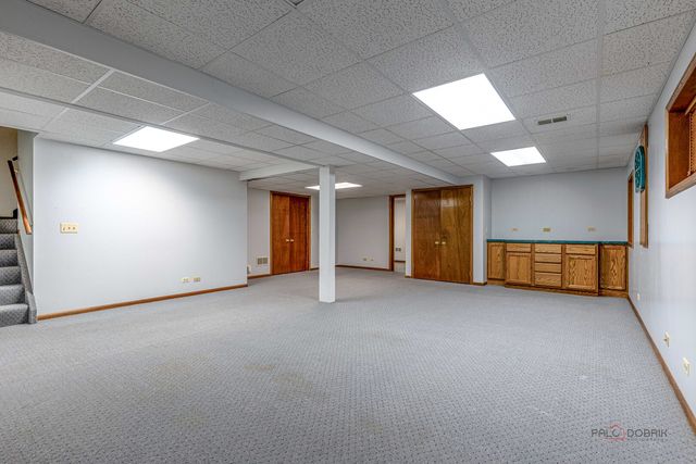 8 N Old Creek Road, Vernon Hills, IL 60061
