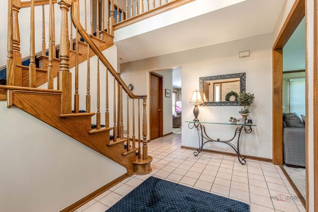 8 N Old Creek Road, Vernon Hills, IL 60061