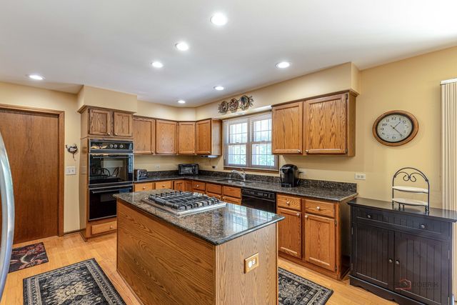 8 N Old Creek Road, Vernon Hills, IL 60061