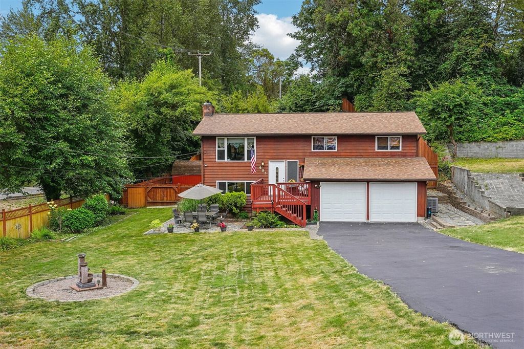 553 S 111th Street, Seattle, WA 98168