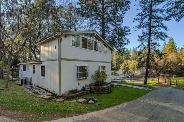 17630 Ridge Rd, Pine Grove, CA 95665