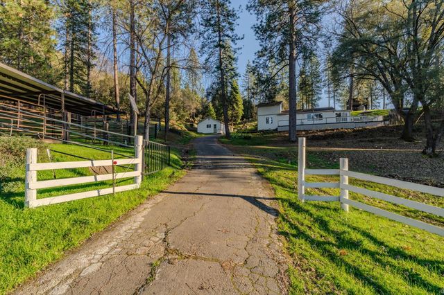 17630 Ridge Rd, Pine Grove, CA 95665