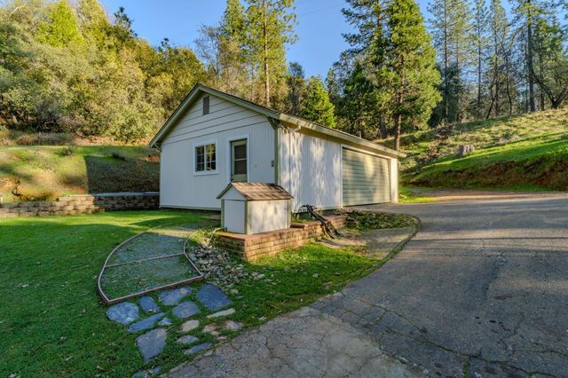 17630 Ridge Rd, Pine Grove, CA 95665