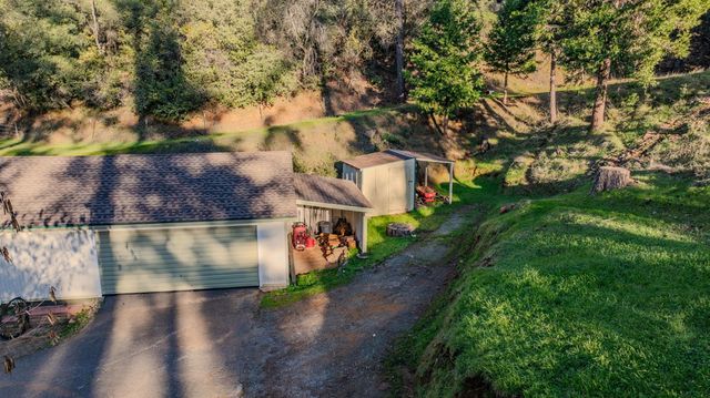 17630 Ridge Rd, Pine Grove, CA 95665