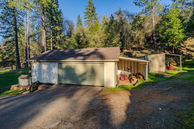 17630 Ridge Rd, Pine Grove, CA 95665