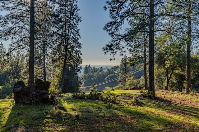 17630 Ridge Rd, Pine Grove, CA 95665