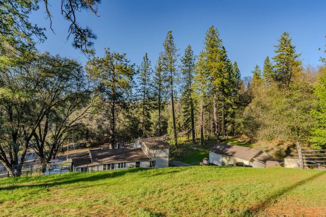 17630 Ridge Rd, Pine Grove, CA 95665