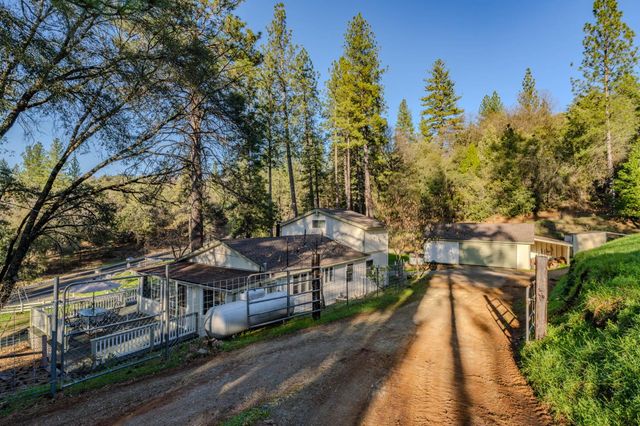 17630 Ridge Rd, Pine Grove, CA 95665