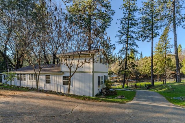 17630 Ridge Rd, Pine Grove, CA 95665