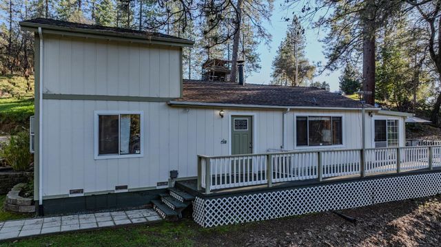 17630 Ridge Rd, Pine Grove, CA 95665