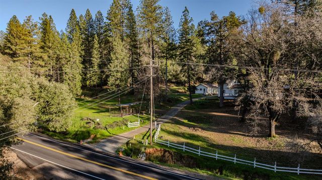 17630 Ridge Rd, Pine Grove, CA 95665