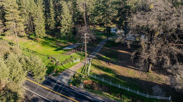 17630 Ridge Rd, Pine Grove, CA 95665