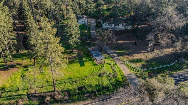 17630 Ridge Rd, Pine Grove, CA 95665
