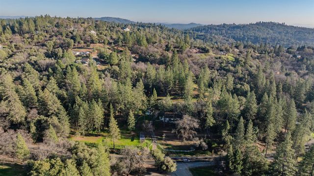 17630 Ridge Rd, Pine Grove, CA 95665