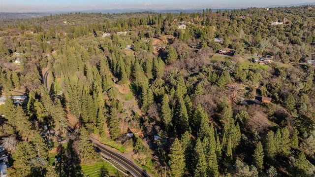 17630 Ridge Rd, Pine Grove, CA 95665