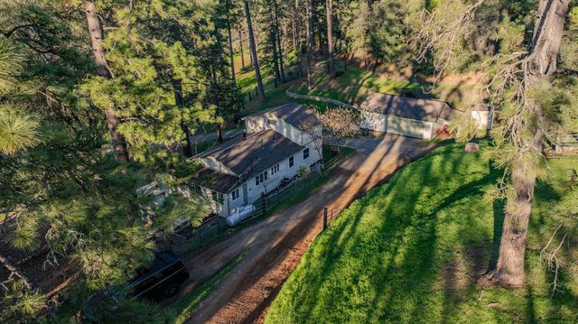 17630 Ridge Rd, Pine Grove, CA 95665