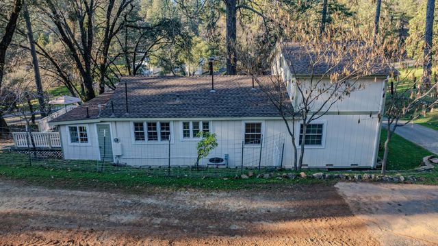 17630 Ridge Rd, Pine Grove, CA 95665