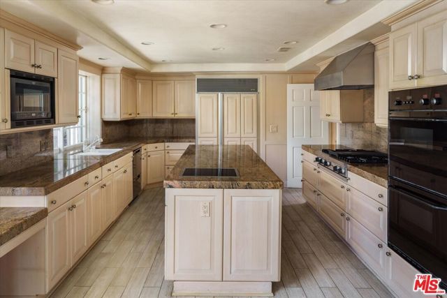 2573 Benedict Canyon Drive, Los Angeles, CA 90210