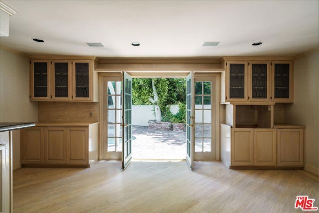 2573 Benedict Canyon Drive, Los Angeles, CA 90210