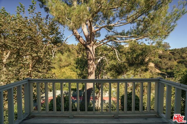 2573 Benedict Canyon Drive, Los Angeles, CA 90210