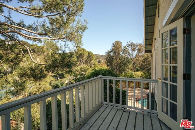 2573 Benedict Canyon Drive, Los Angeles, CA 90210