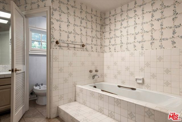 2573 Benedict Canyon Drive, Los Angeles, CA 90210