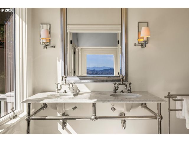 806 Sw DAVENPORT St, Portland, OR 97201