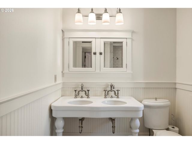 806 Sw DAVENPORT St, Portland, OR 97201