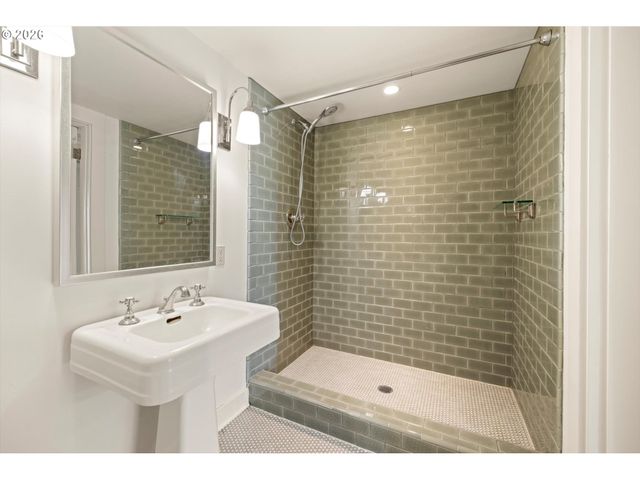 806 Sw DAVENPORT St, Portland, OR 97201