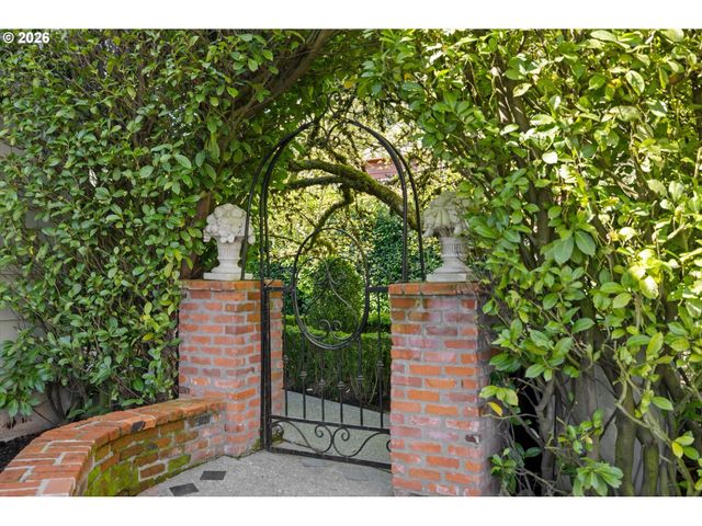 806 Sw DAVENPORT St, Portland, OR 97201